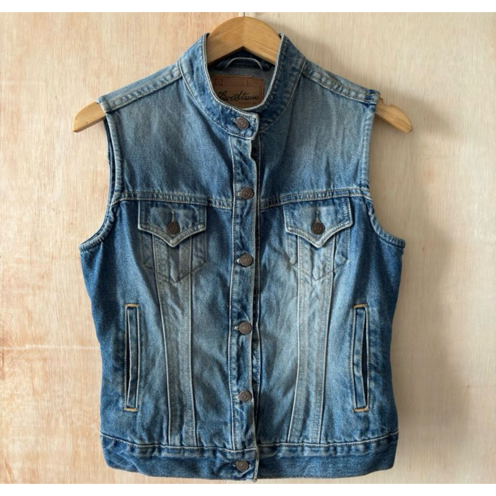 Levis Vest Jeans