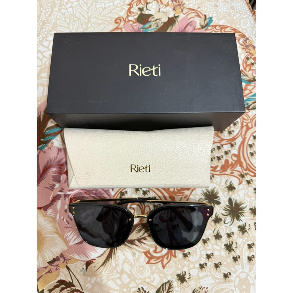 Kacamata Hitam Rieti Doris