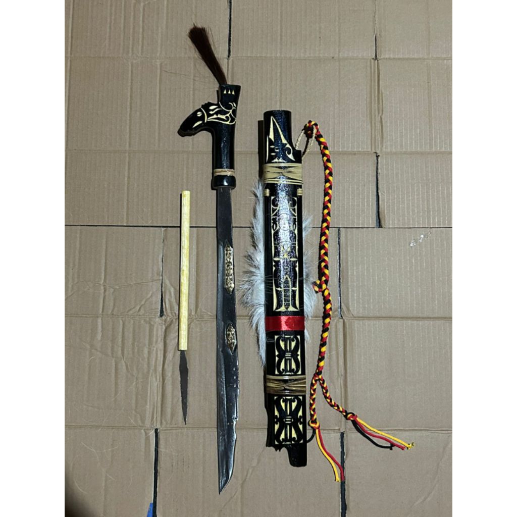 MANDAU KHAS SUKU DAYAK KALIMANTAN gagang/ulu kayu ukir
