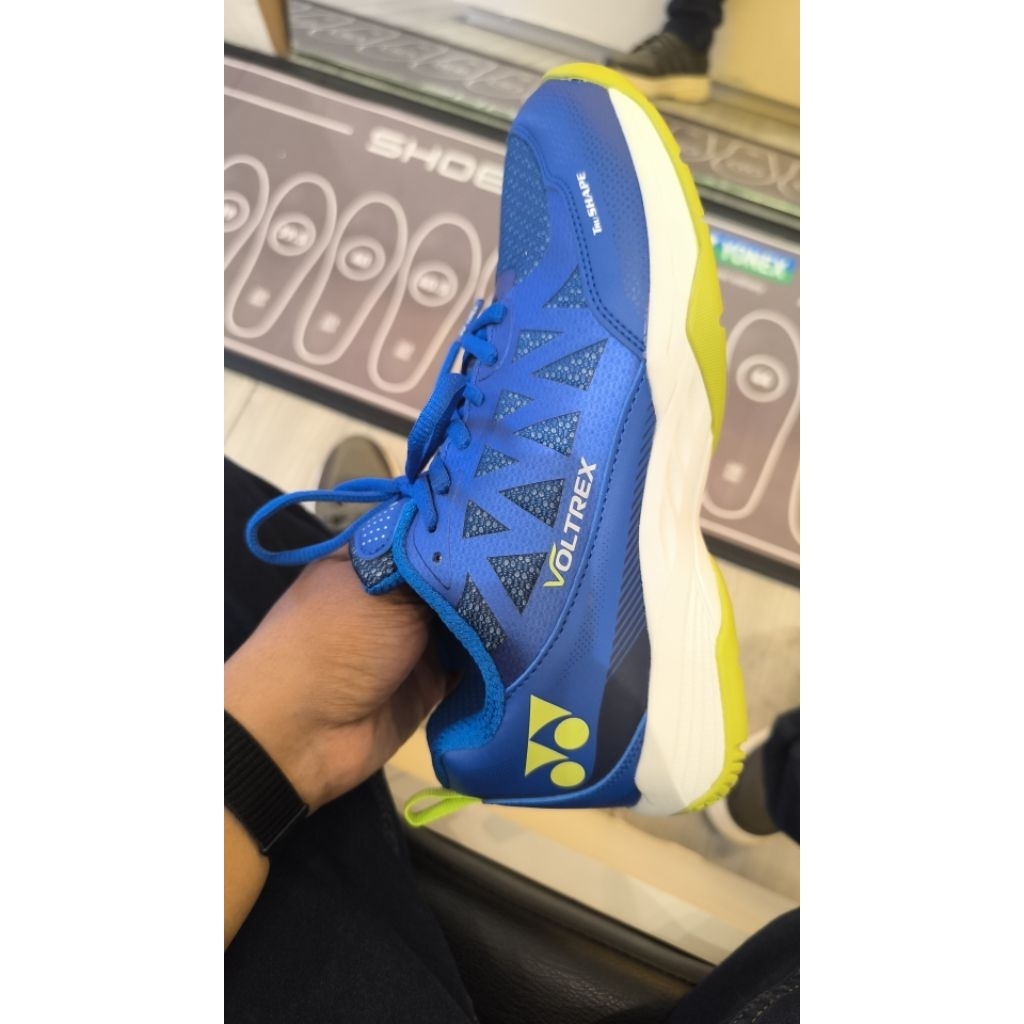 sepatu badminton yonex voltrex original 100%