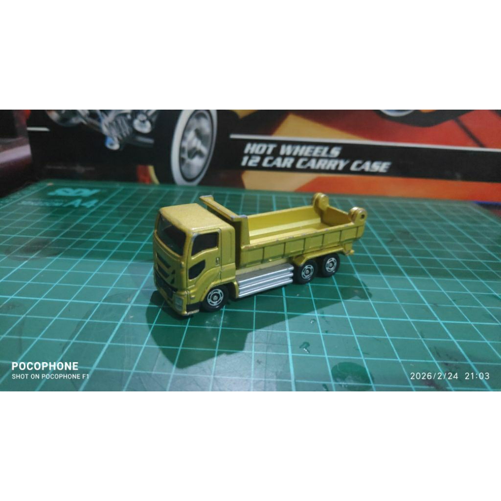 Tomica Isuzu Giga dump truck (gold) loose