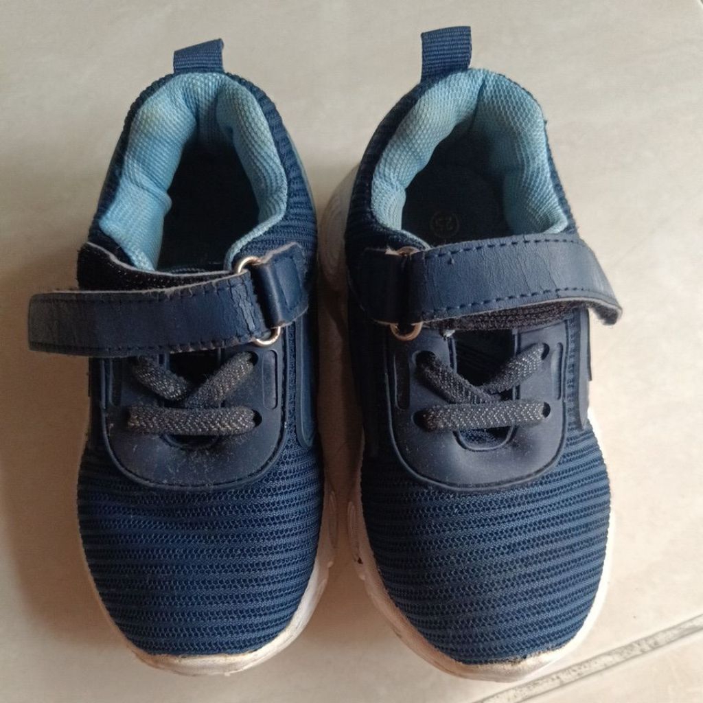 sepatu anak biru kretekan