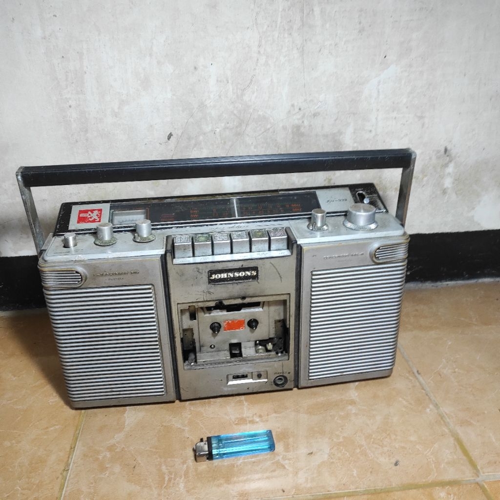 radio tape JOHNSON model JCV-333 bekas off rusak buat pajangan sesuai di foto ( baca diskripsi)