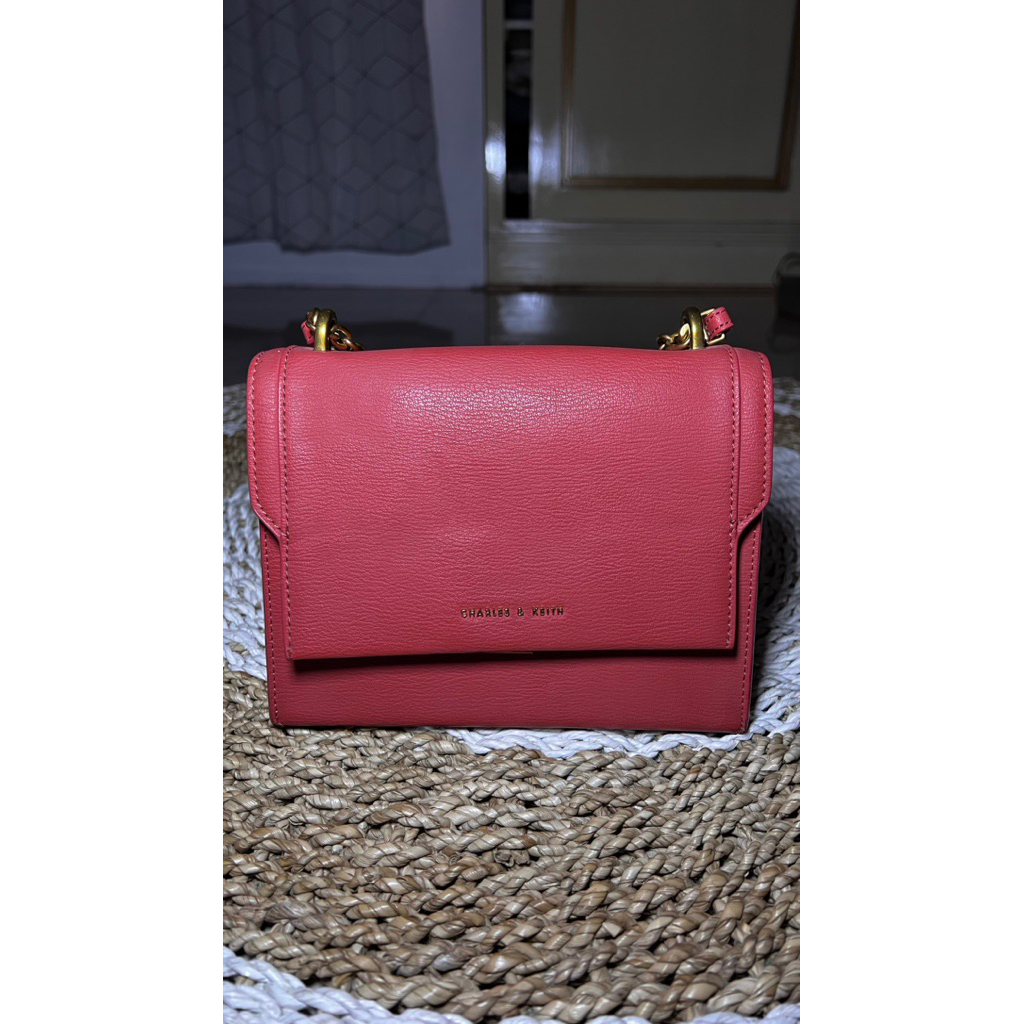 TAS CHARLES AND KEITH BAG CHAIN HANDLE SHOULDER BAG IN CORAL