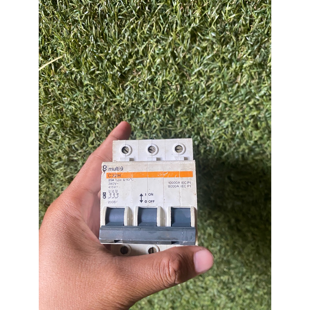 Merlin Gerin Multi 9 C32H Circuit Breaker