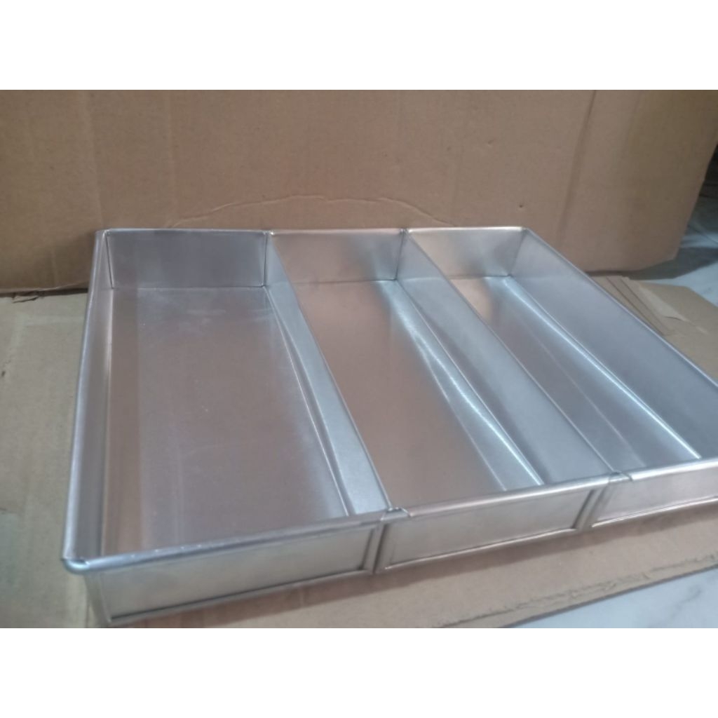 Loyang Lapis Surabaya Sekat 3 - Aluminium Tebal, Anti Karat, Anti Lengket, Ukuran 28x30x4cm