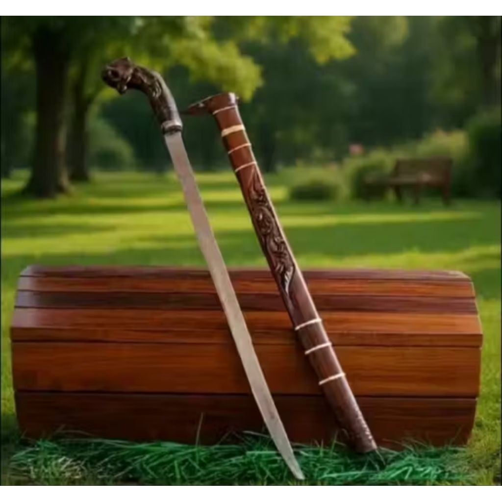 golok gobang macan baja tempa dengan gagang kayu ukir dan sarung motif