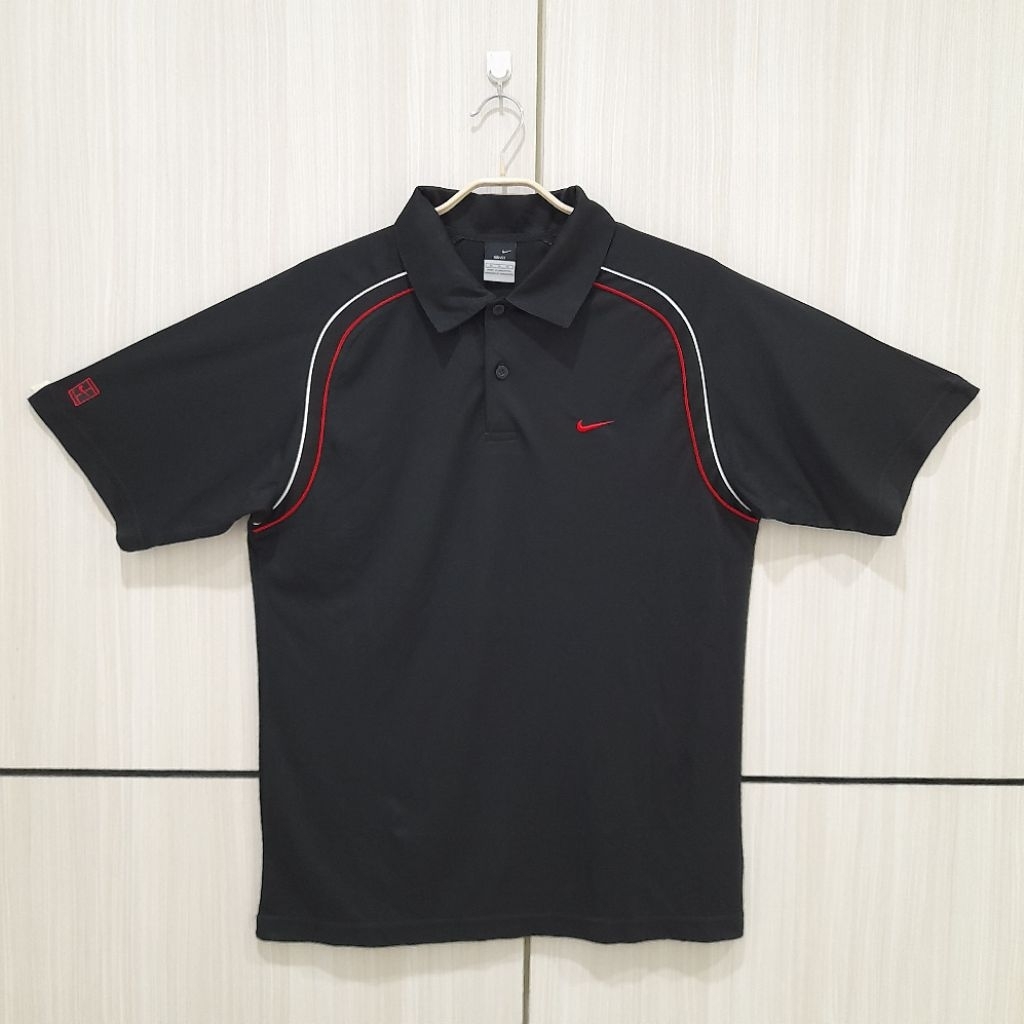 C0308. Preloved kaos pria Nik3 Dri-Fit warna hitam aksen garis merah putih