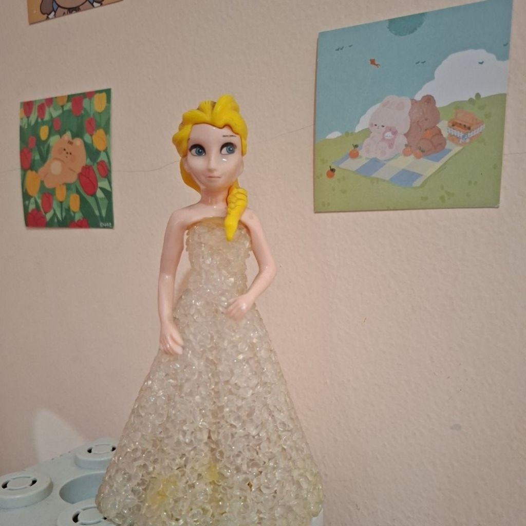 Preloved Mainan Elsa Frozen Figures Lampu Dress Nyala Rainbow