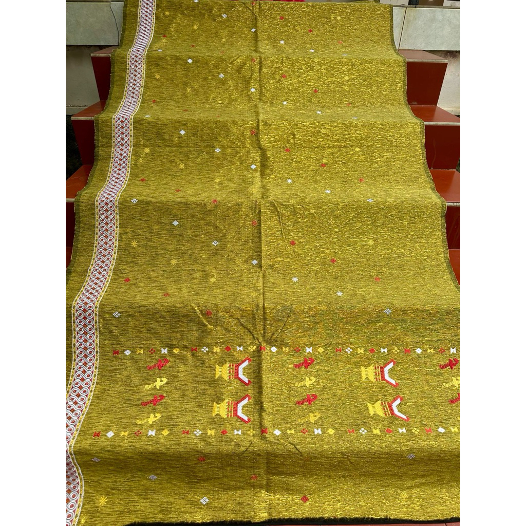 Kain tenun pabintik motif toraja dengan kombinasi benang emas 3m x 1,2m