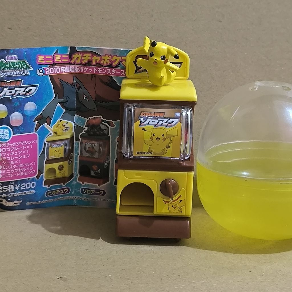 Pokemon Figure Pikachu Mini Gashapon Figure 2010 Vintage Takara Tomy tcg