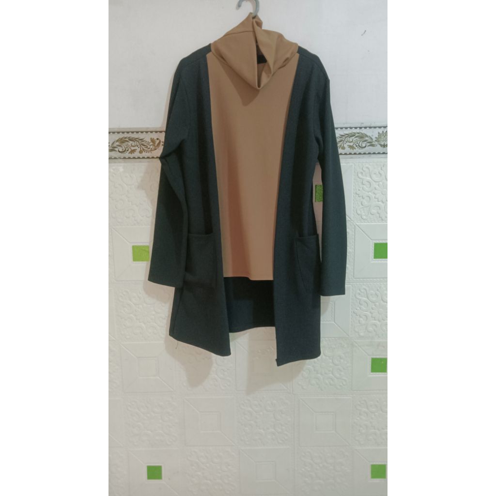 PRELOVED INNER TUNIK KAOS Warna TAN DENGAN OUTER LONG CARDIGAN Warna HITAM