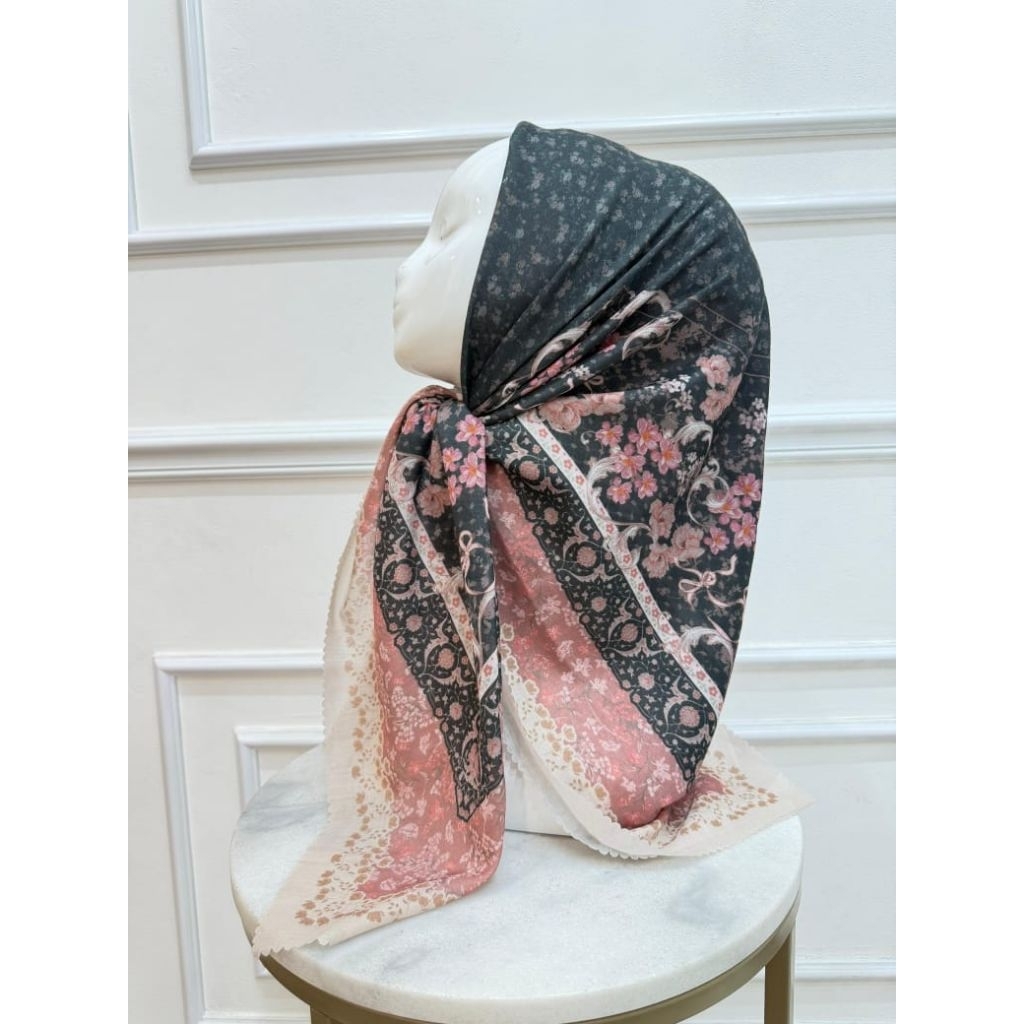 HIJAB SEGI EMPAT VOAL MOTIF BUNGA SHOFIA HITAM PINK