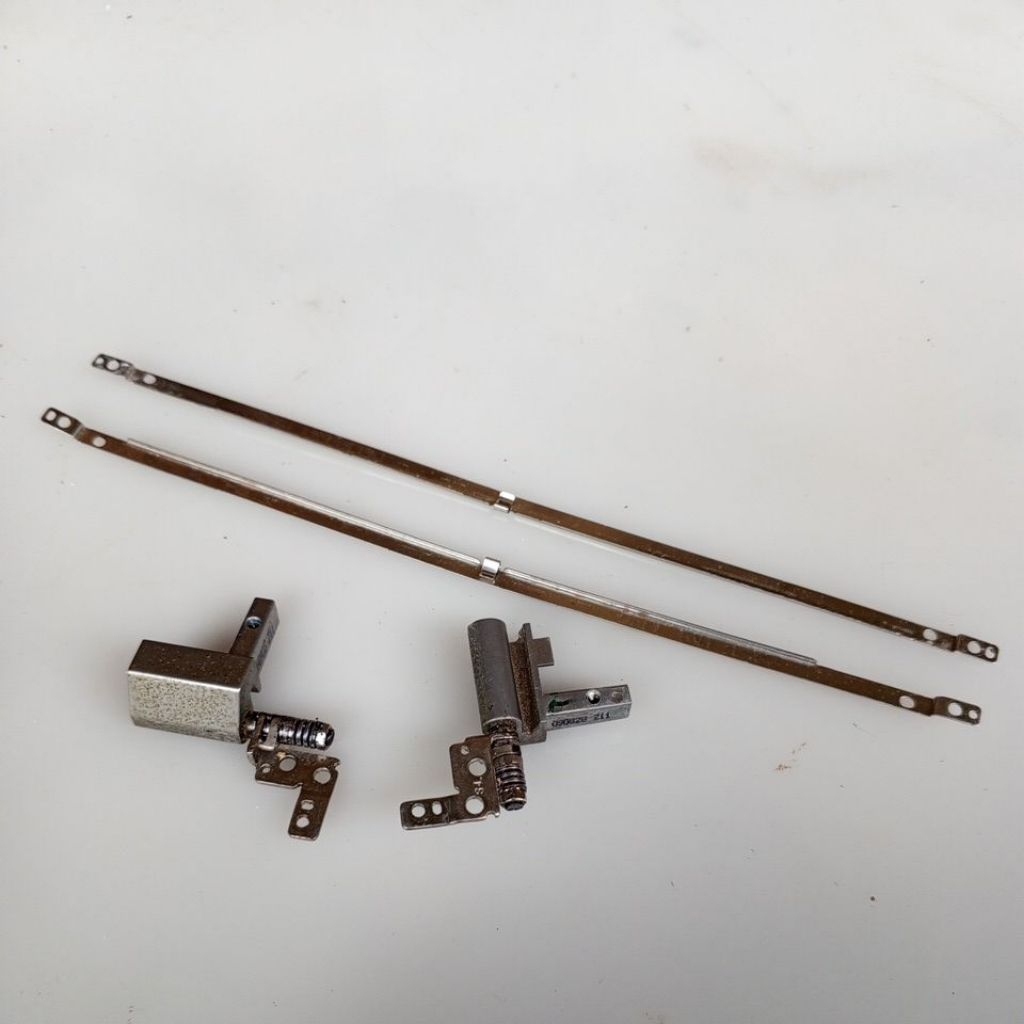 Engsel Laptop Dell latitude E4300