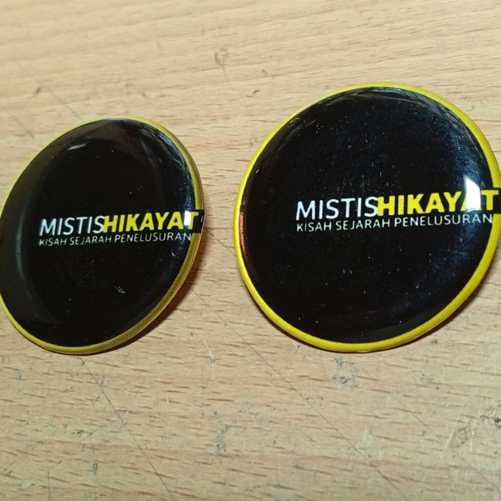 Pin logo MISTIS HIKAYAT CHANNEL ukuran 4 x 4 cm