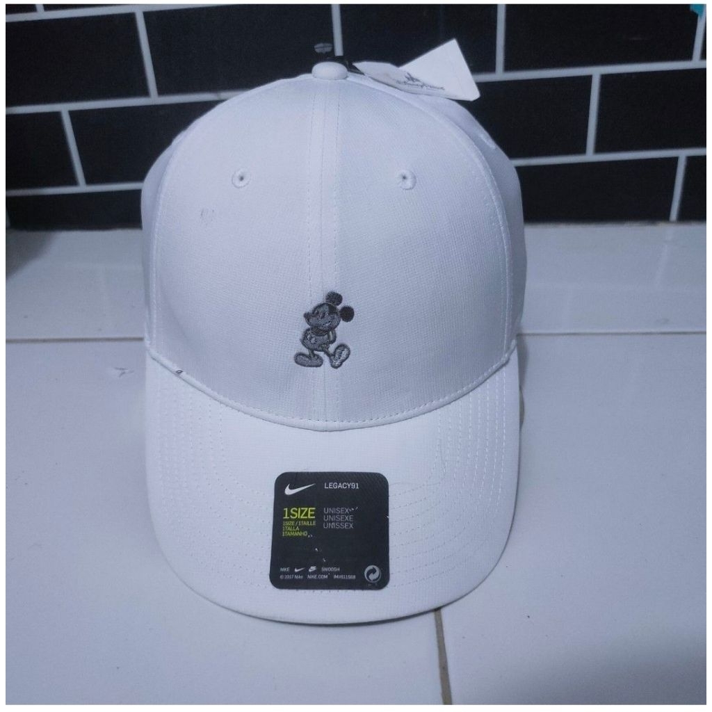 topi Disney putih kolaborasi sport Nike