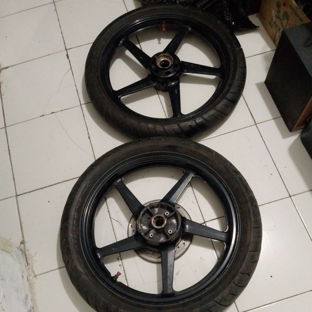 VELG BEKAS R18 MOTOR VIXION SATU SET DEPAN BELAKANG  COPOTAN BAGUS BONUS BAN