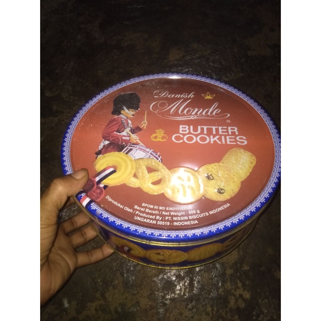 Kaleng bundar kosong bekas monde butter cookies 908g besar