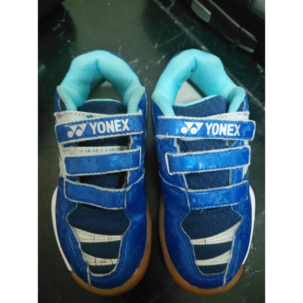 sepatu badminton anak yonex
