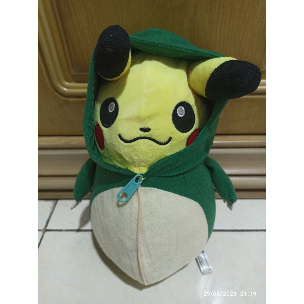 Plushie Pikachu Poncho Snorlax Hijau Pokemon Centre (Boneka Pikachu Bedong)