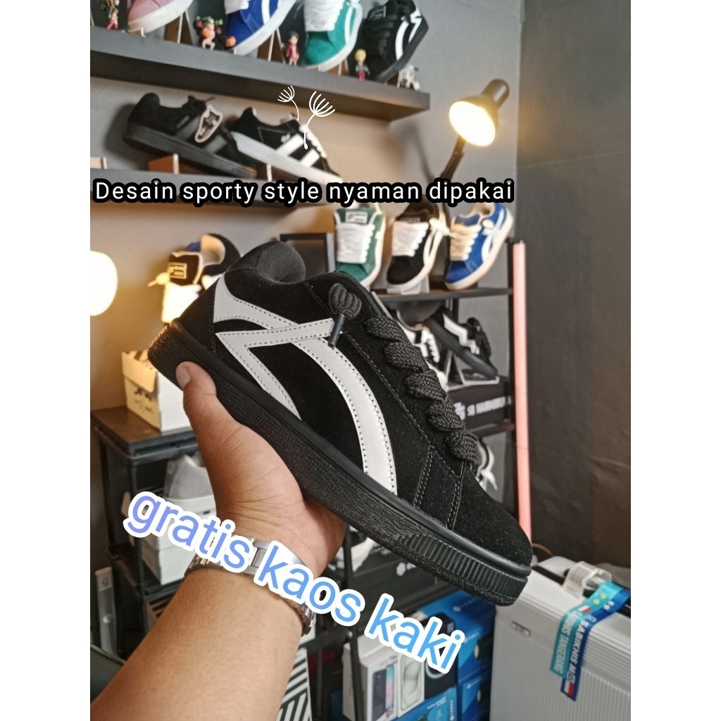 sepatu sneakers Onitsuka desain sporty style elegan nyaman dipakai pilihan warna biru pink hitam ana