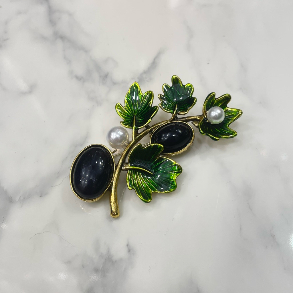 Bros Daun Elegan Hijau Mutiara & Batu Hitam – Pin Hijab Wanita Vintage Premium Aksesoris Kebaya