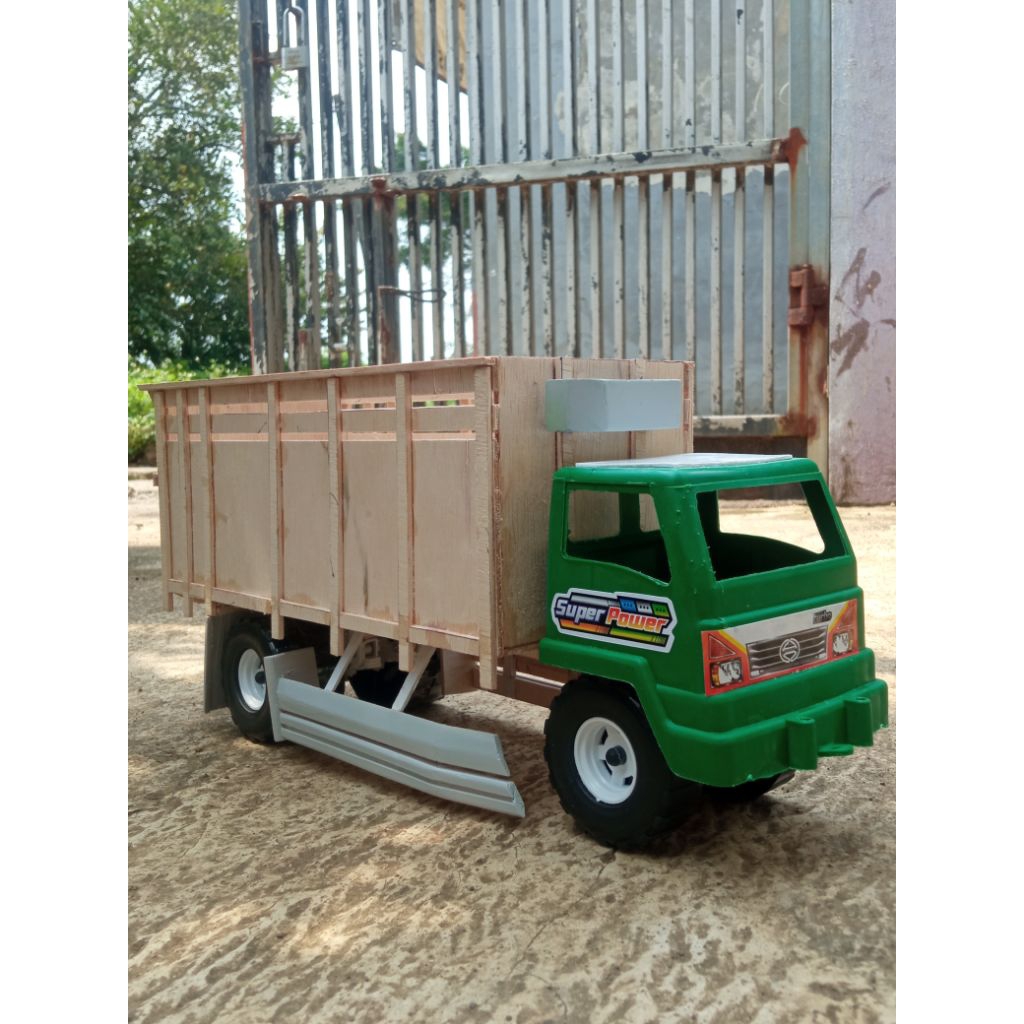 Miniatur truk plastik mbois (siap main)