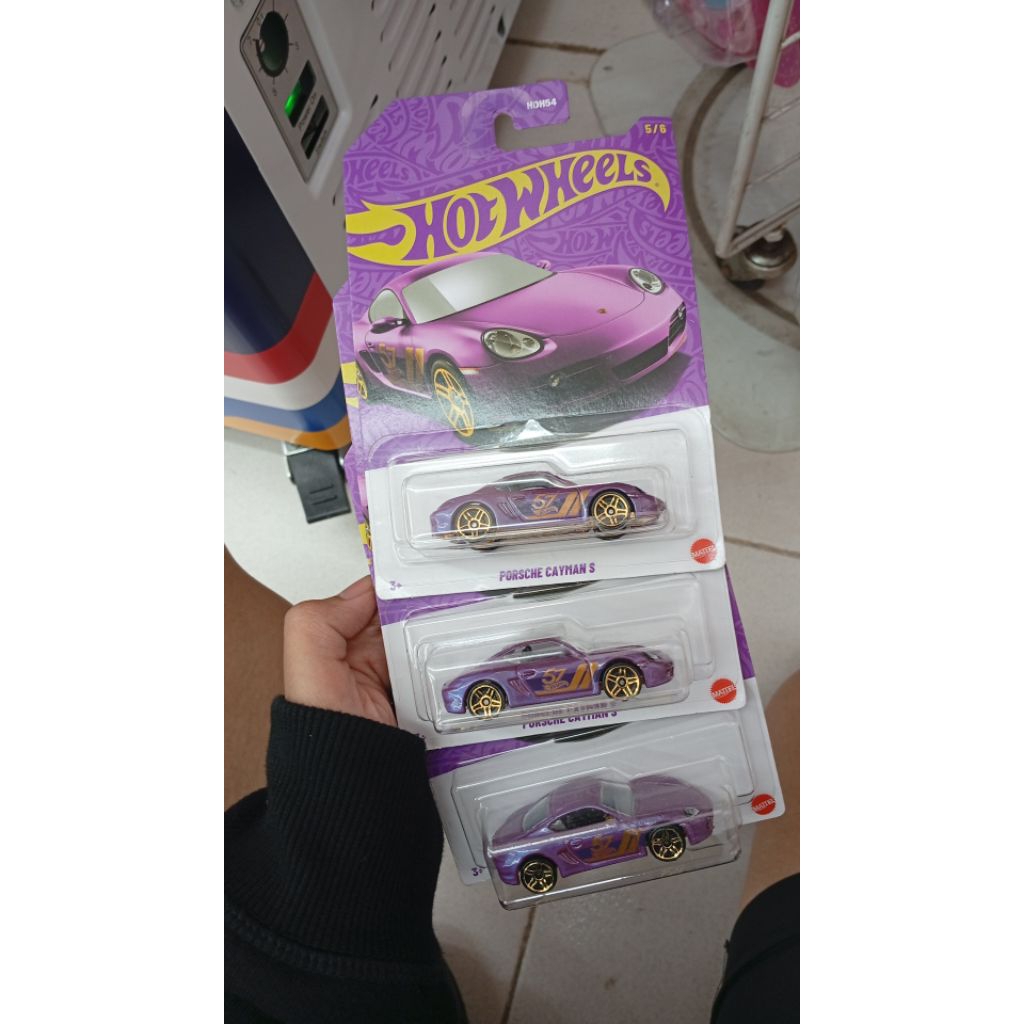 Porsche Ungu Cayman