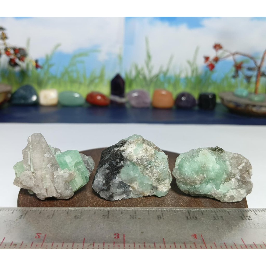 Batu Natural Emerald Rough 13