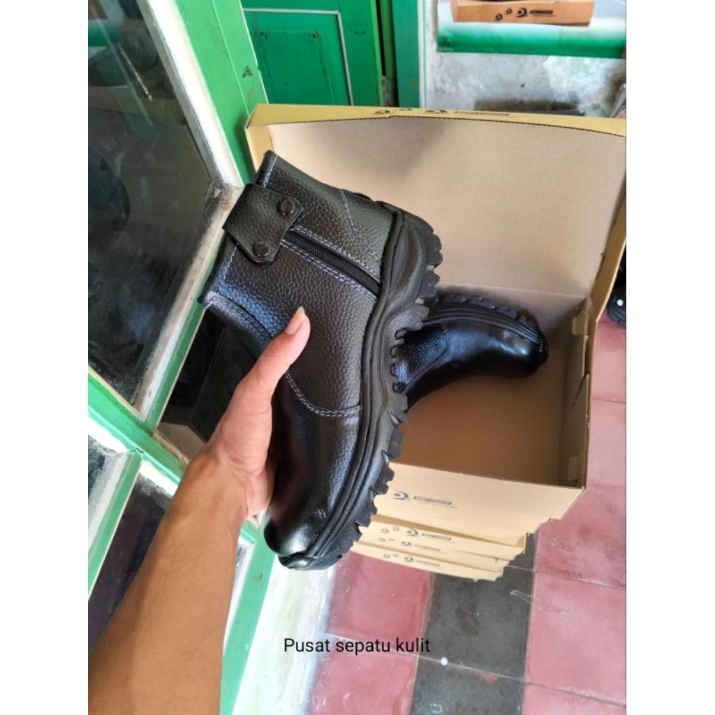 Sepatu safety resleting kulit Asli Sol karet