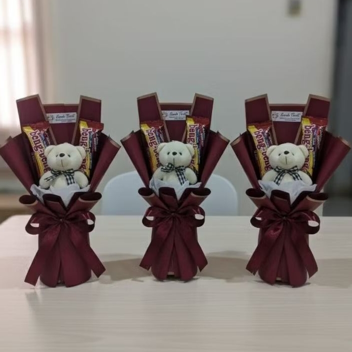 Buket Mini boneka dan coklat beng beng cocok buat acara spesial hadiah ulang tahun // anniversary //