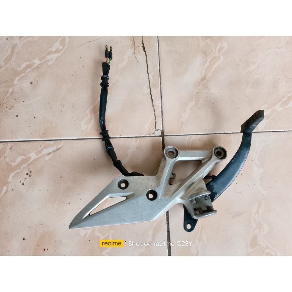 footstep depan cbr 150r facelit original sebelah kanan