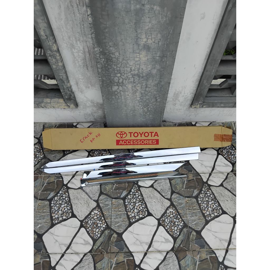 LIST BODY FORTUNER VRZ BODY SIDE MOULDING CHROME FORTUNER ORIGINAL TOYOTA