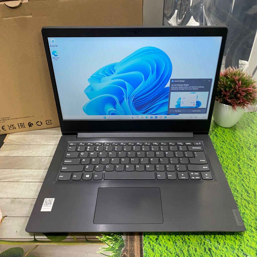 Lenovo V14-ADA AMD 3020e 8GB 256GB 14" HD AMD Radeon 2GB Windows 11