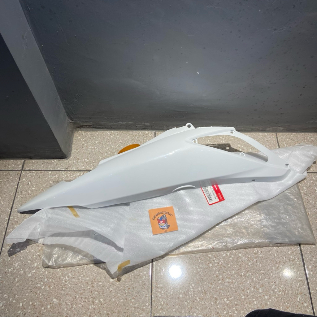 64410 KPH 700FMX COVER BODY BELAKANG KANAN SUPRA X 125 PUTIH ORIGINAL AHM