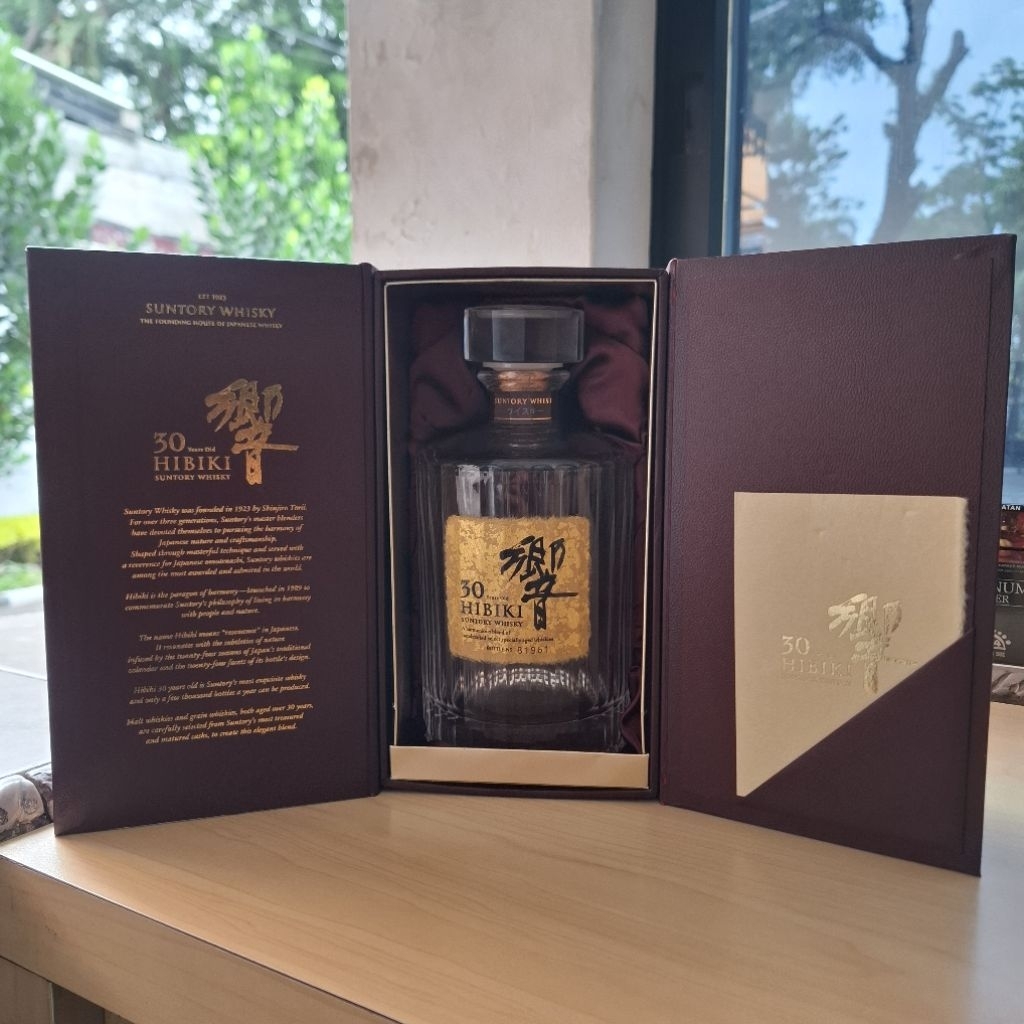 hibiki 30 (botol kosong) pajangan