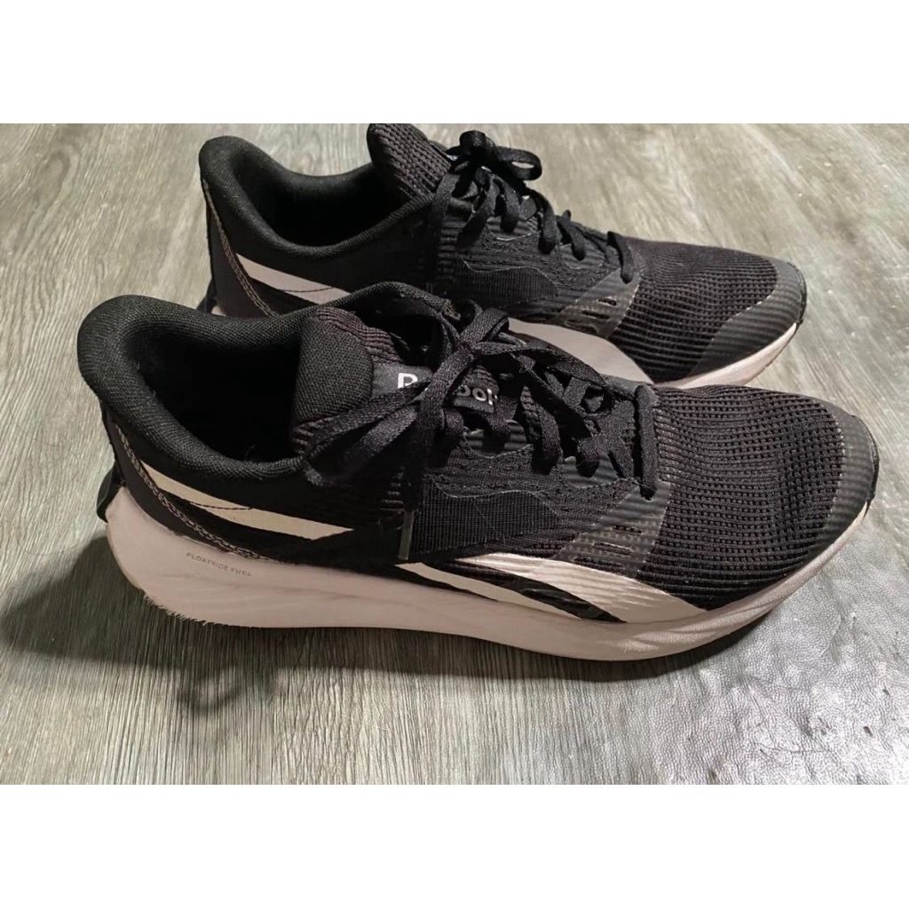 sepatu rebook