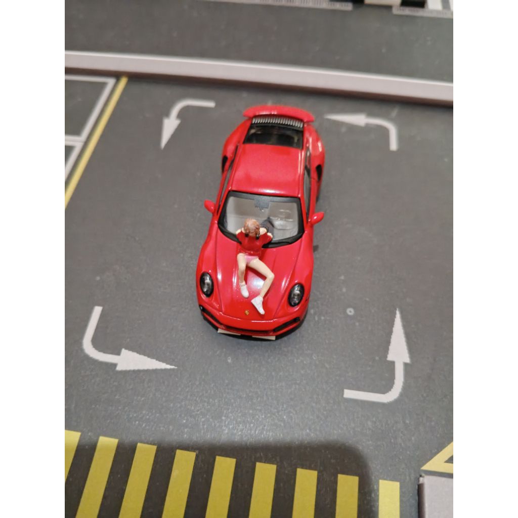 mini GT loose Porsche 911 Carrera S + figure.