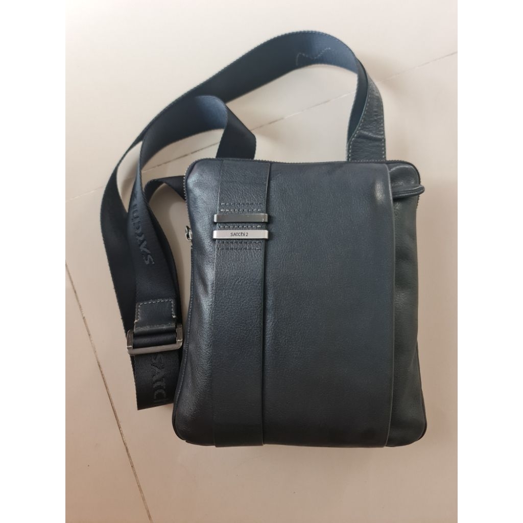 099. Tas SlingBag Pria Satchi 2 Dark Blue Leather
Mantan / Bekas / Second

Size : 21cm x 2.5cm x 25c