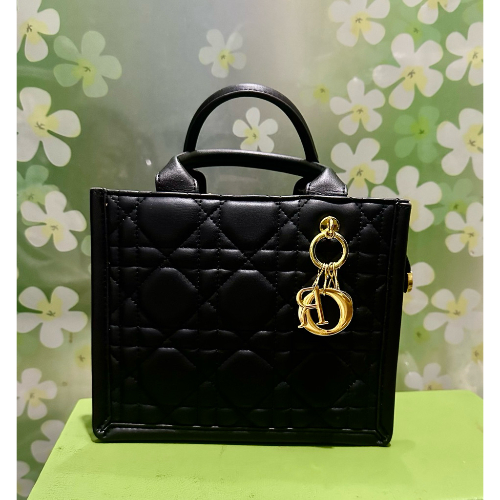 Preloved tas Dior Book Tote is a classic House design crafted in black calfskin with a Macrocannage 