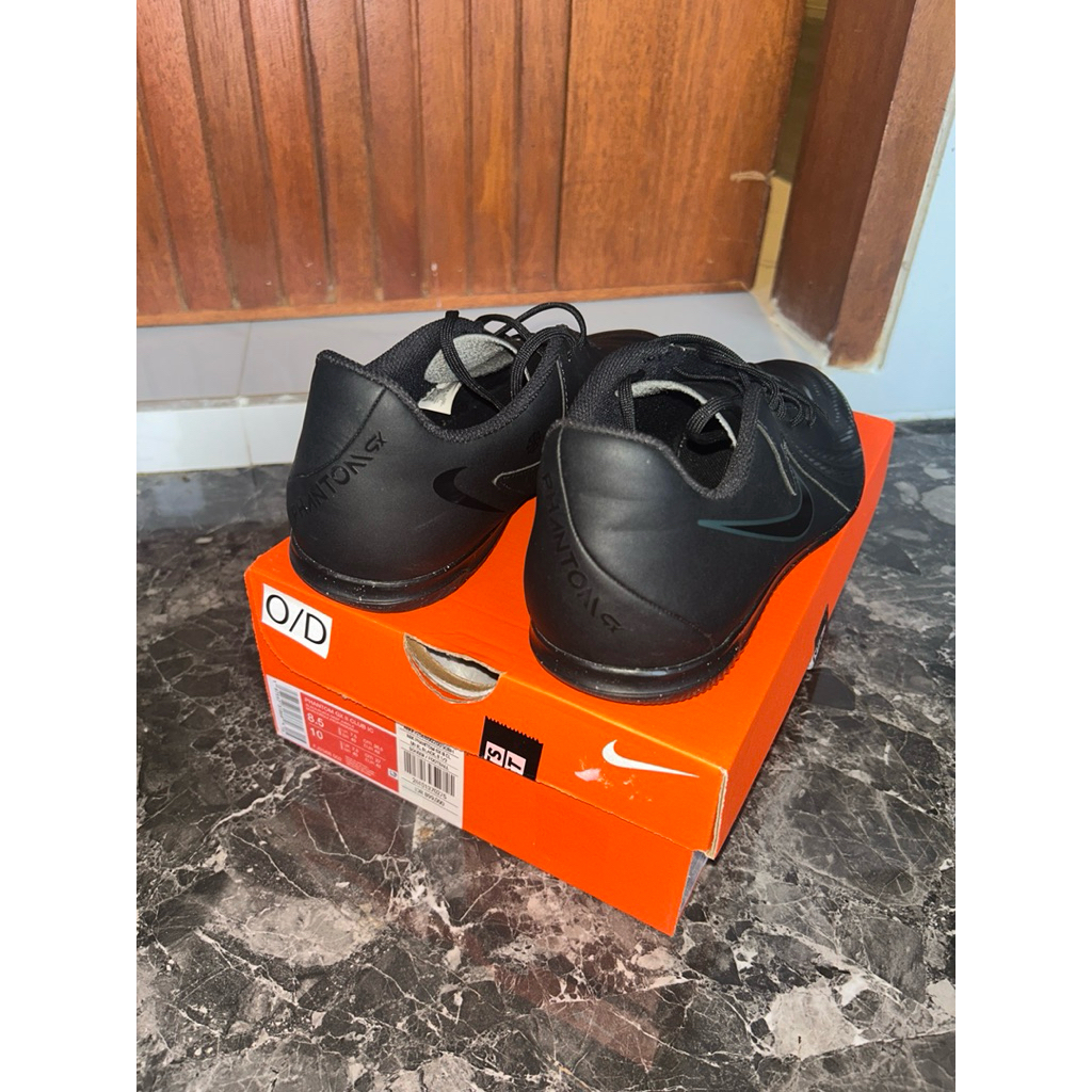 Sepatu futsal Nike Phantom