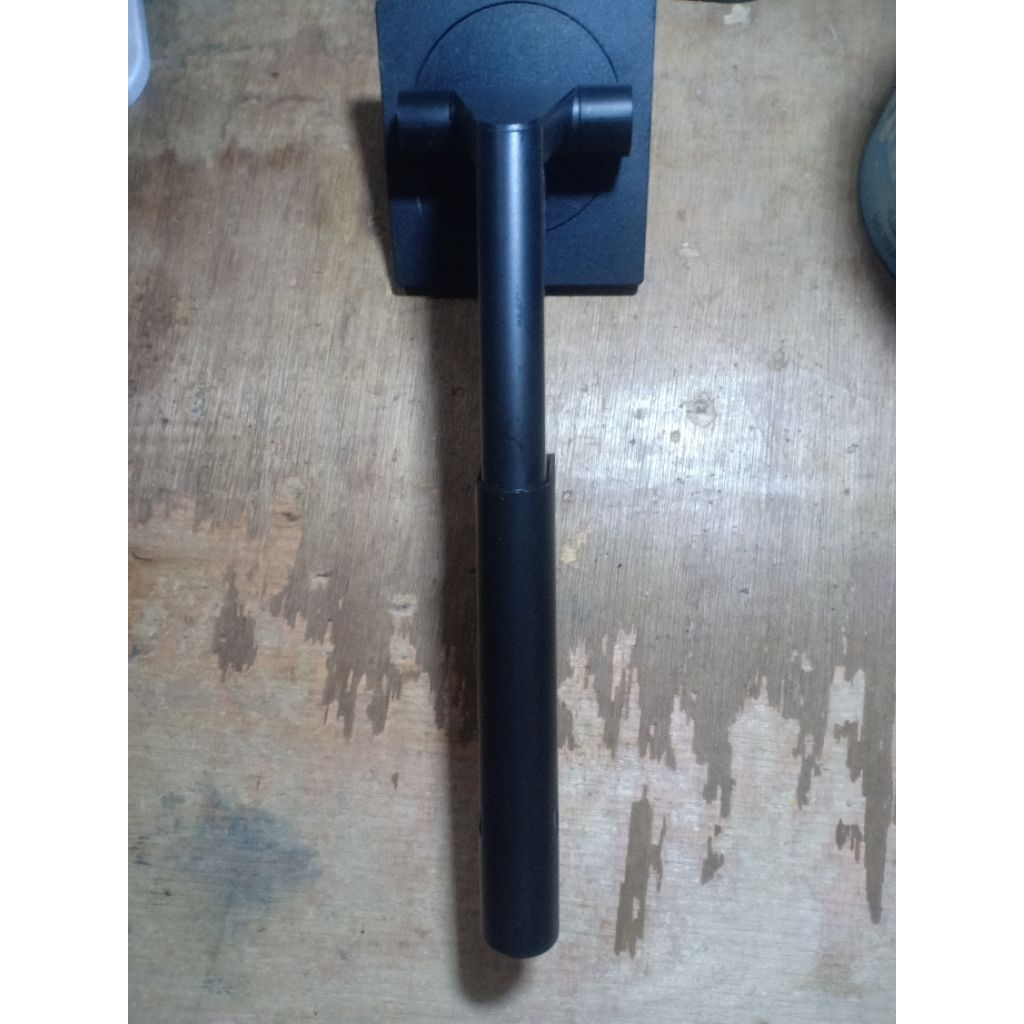 kaki monitor lenovo thinkvision 24 inchi (minus)