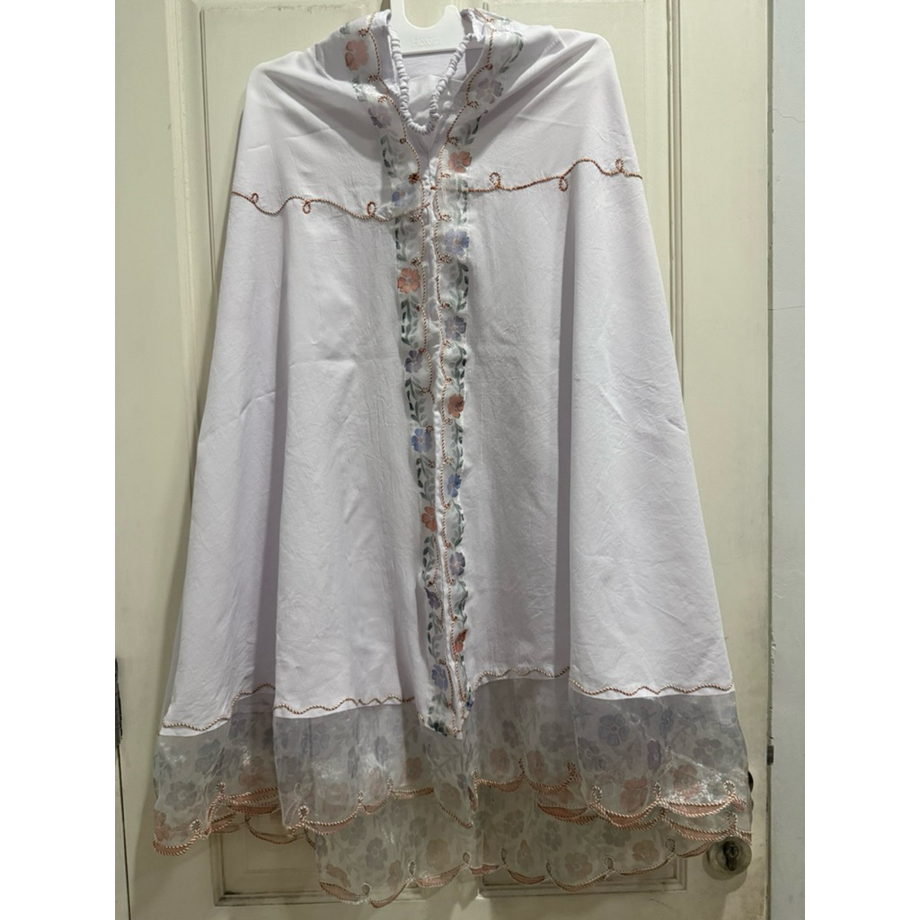 [PRELOVED] Mukena Warna Putih Motif Bordir