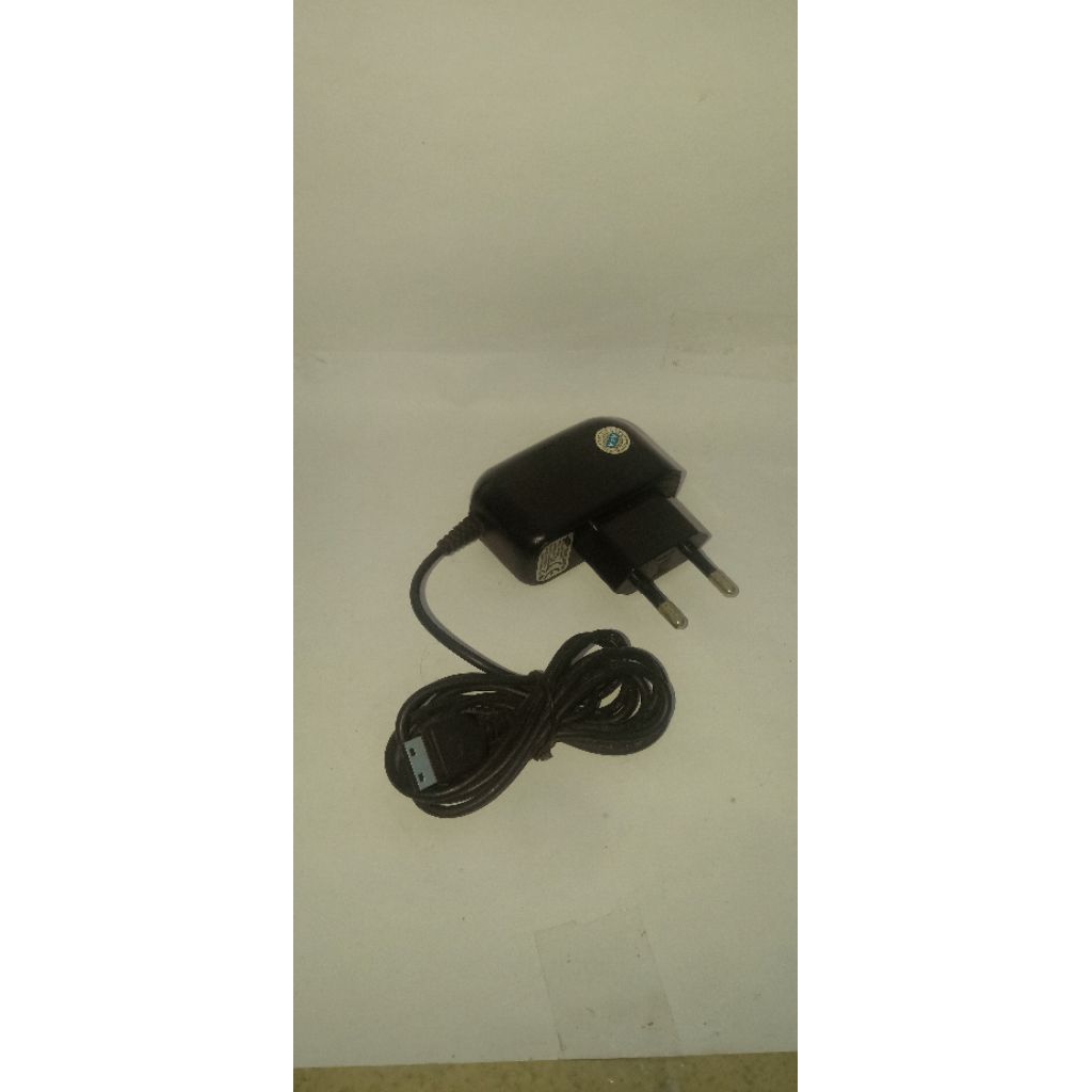 Casan hp Samsung jadul bentuk USB travel adaptor ATADS30EBE 100-240V 50-69Hz 0.15A 4.75V 0.4A Made i