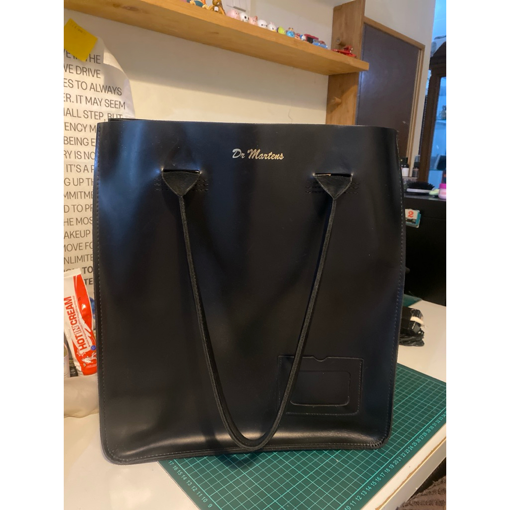 dr. martens portrait tote bag in black