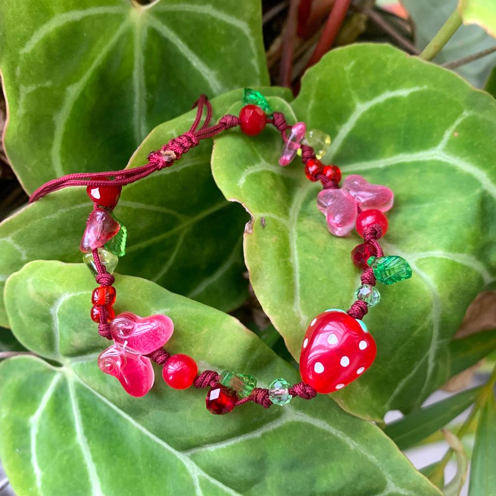 Sweet Strawberry Charm Bracelet – Gelang Manik Handmade Pink dengan Charm Stroberi & Kupu-Kupu Adjus