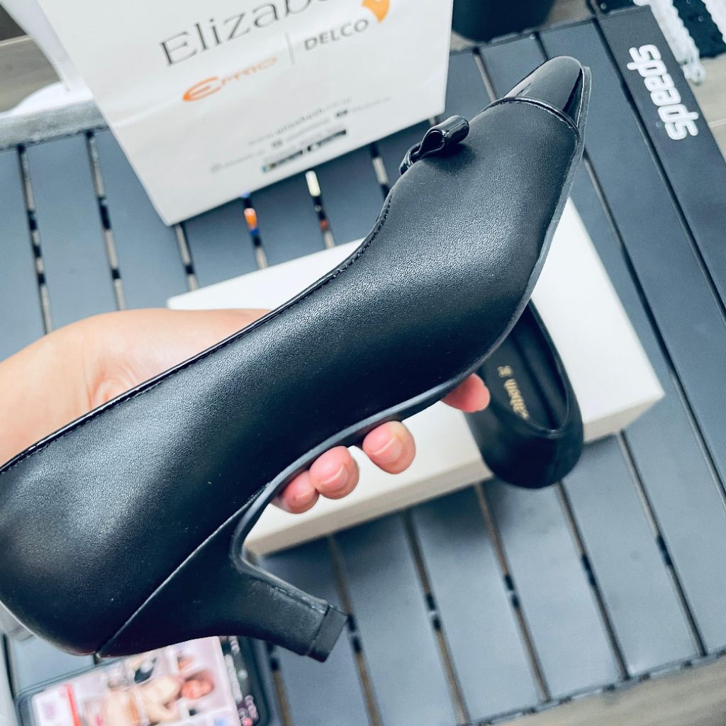 sepatu kerja wanita elizabeth preloved dipakai hanya 2x sedikit kebesaran di kaki imut ku, ukuran 36