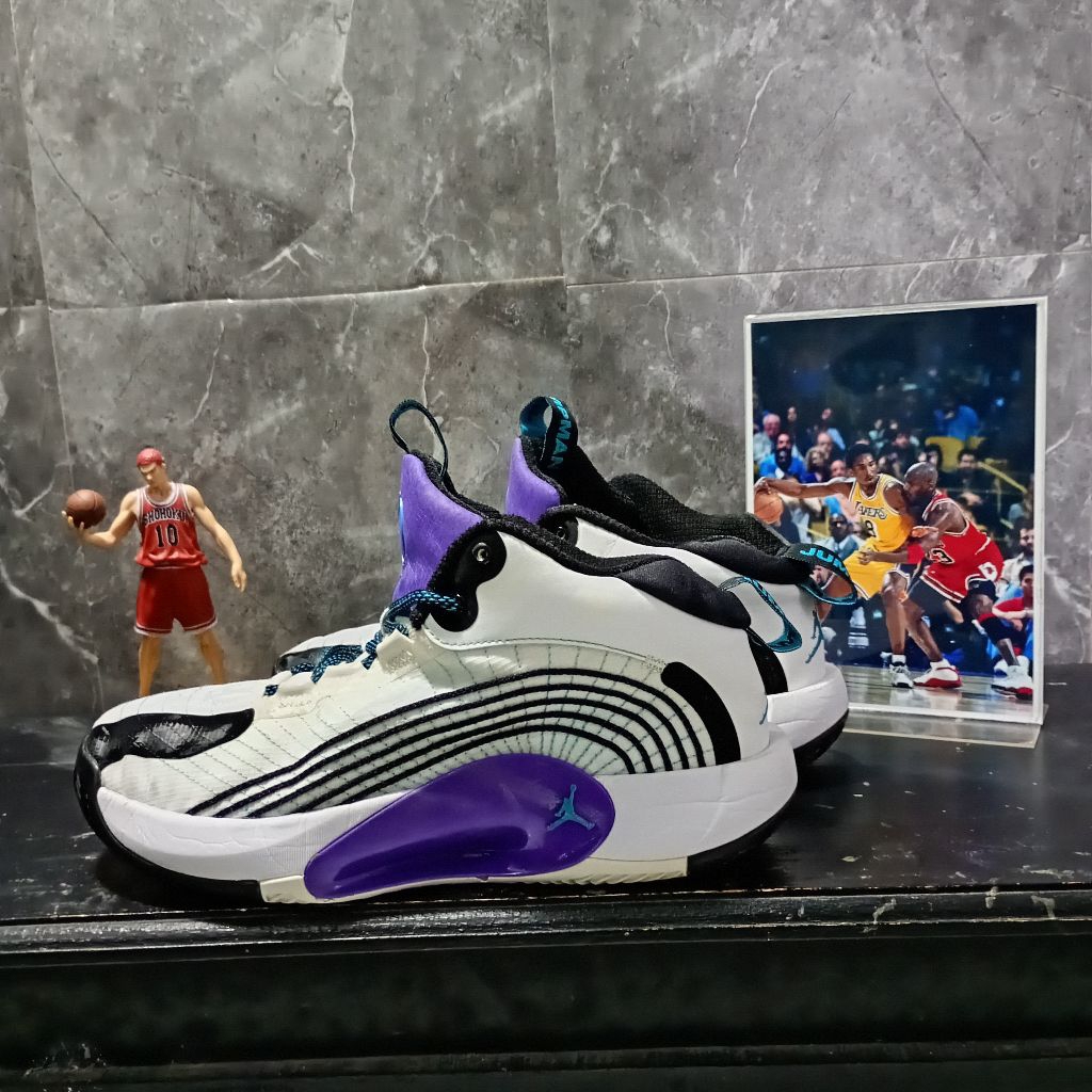SEPATU BRANDED KONDISI ISTIMEWAH Nike Air Jordan Jumpman 2021 PF dalam warna 'White Bred' atau 'Grap