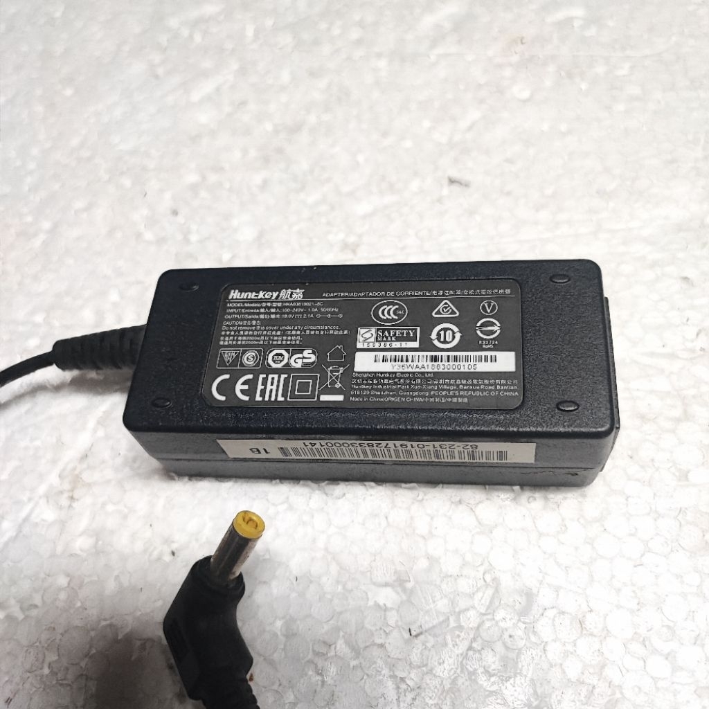 Adaptor HUNTKEY  19V 2,1A Jack diameter 5,5mm Lubang besar