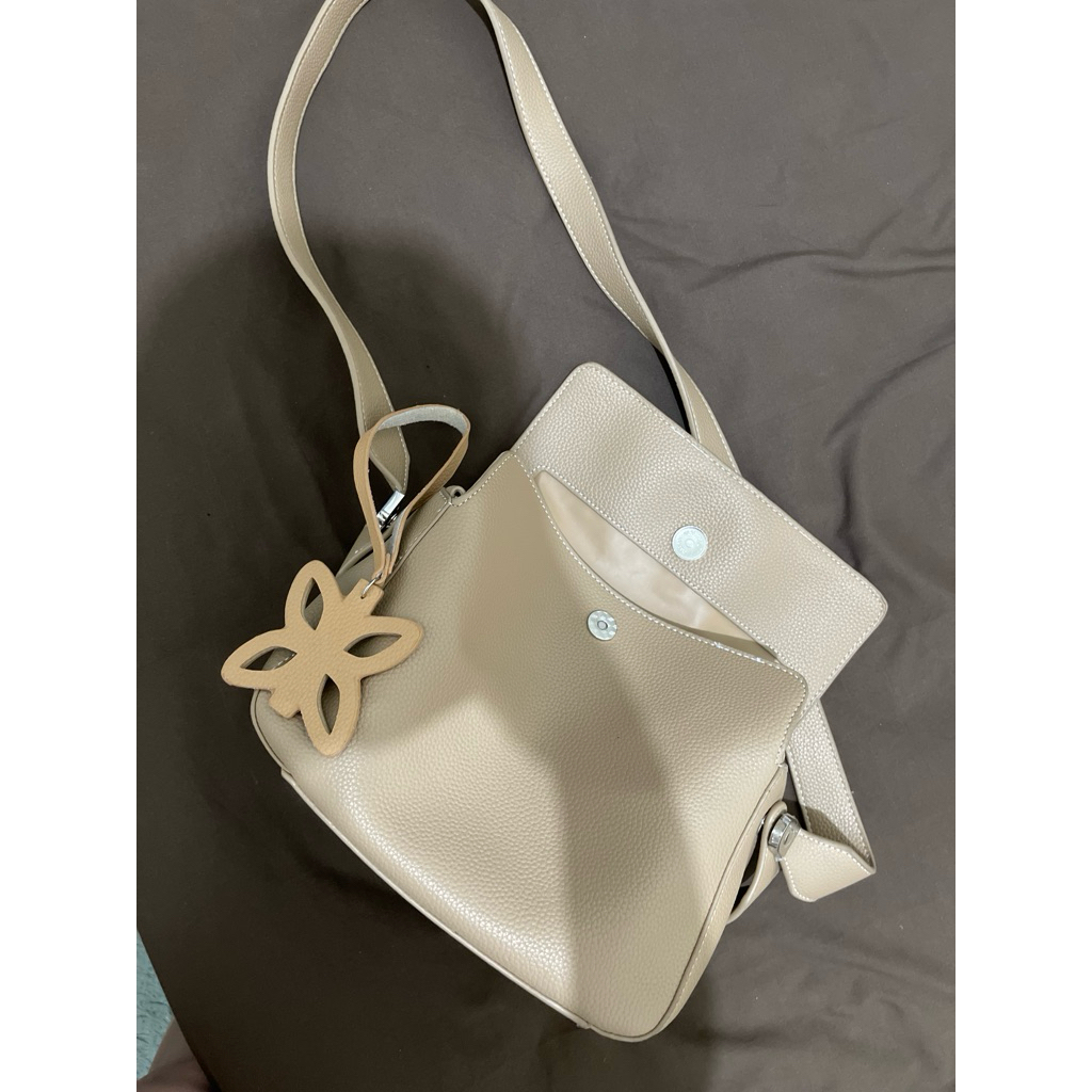 DIKAU official sling bag